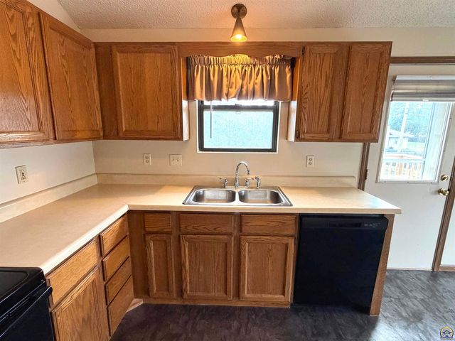 2514 SW Maxfield RD, Topeka, KS 66614