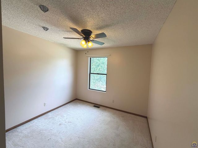 2514 SW Maxfield RD, Topeka, KS 66614