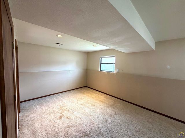 2514 SW Maxfield RD, Topeka, KS 66614