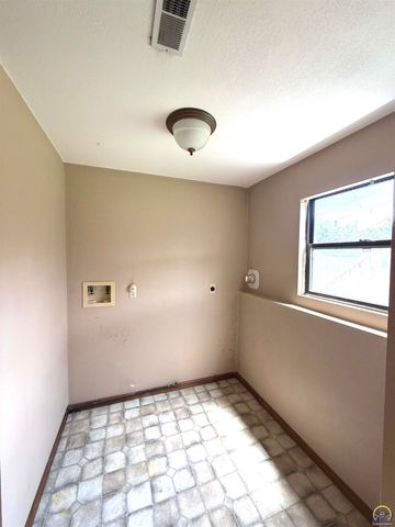 2514 SW Maxfield RD, Topeka, KS 66614