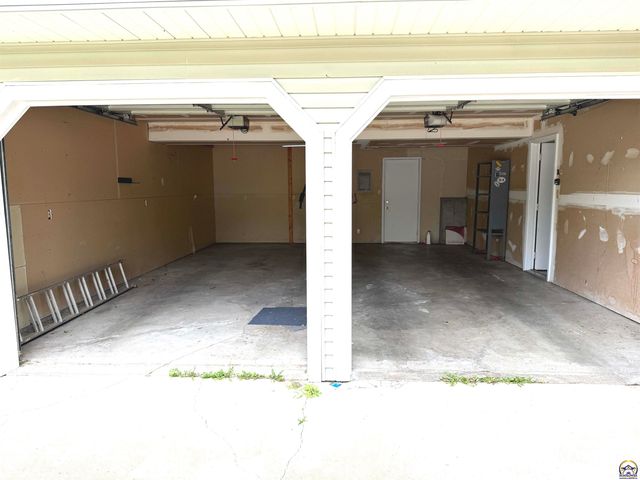 2514 SW Maxfield RD, Topeka, KS 66614