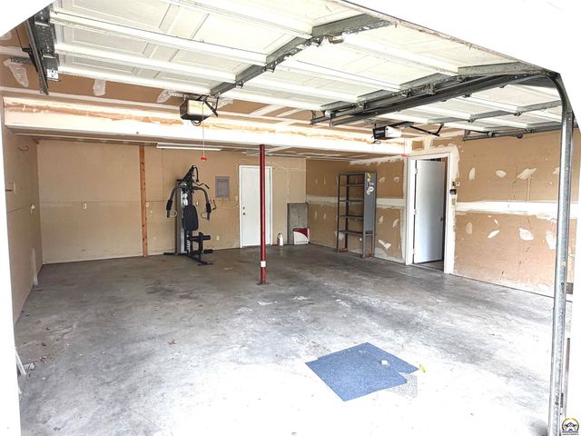 2514 SW Maxfield RD, Topeka, KS 66614