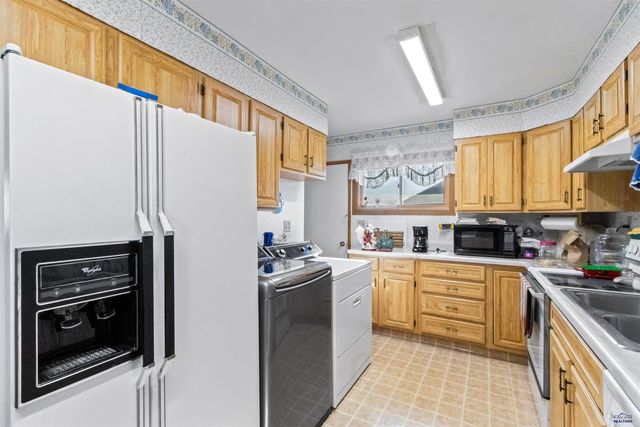 120 6TH AVE, Newcastle, WY 82701