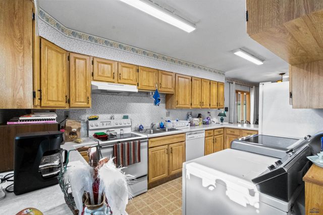 120 6TH AVE, Newcastle, WY 82701