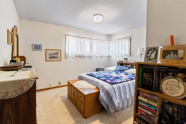 120 6TH AVE, Newcastle, WY 82701