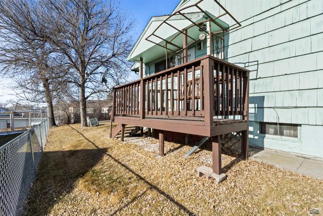 120 6TH AVE, Newcastle, WY 82701