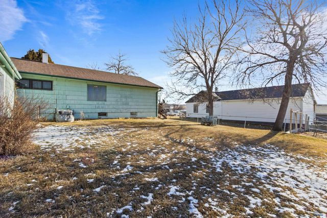 120 6TH AVE, Newcastle, WY 82701