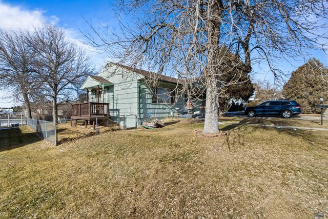 120 6TH AVE, Newcastle, WY 82701