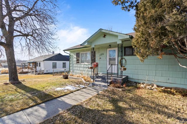 120 6TH AVE, Newcastle, WY 82701