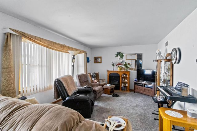 120 6TH AVE, Newcastle, WY 82701