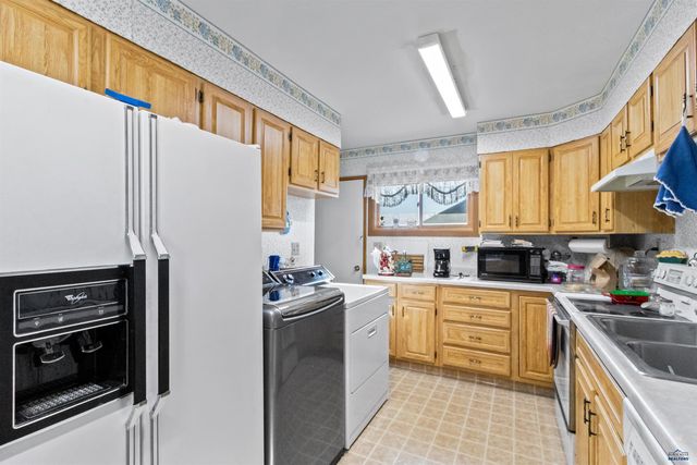 120 6TH AVE, Newcastle, WY 82701