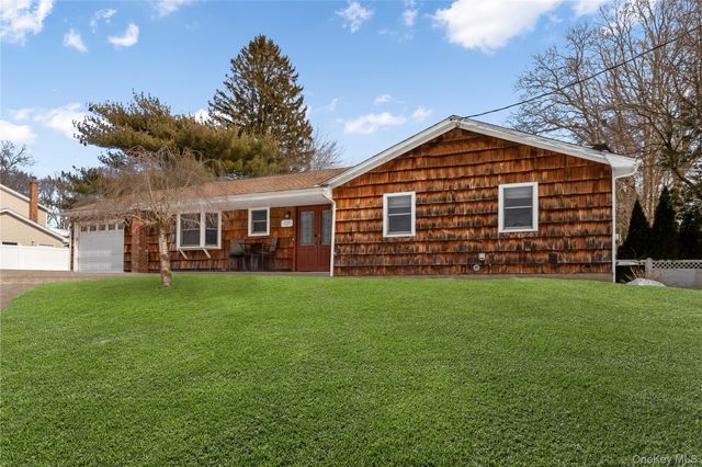 17 Meroke Lane, Rocky Point, NY 11778