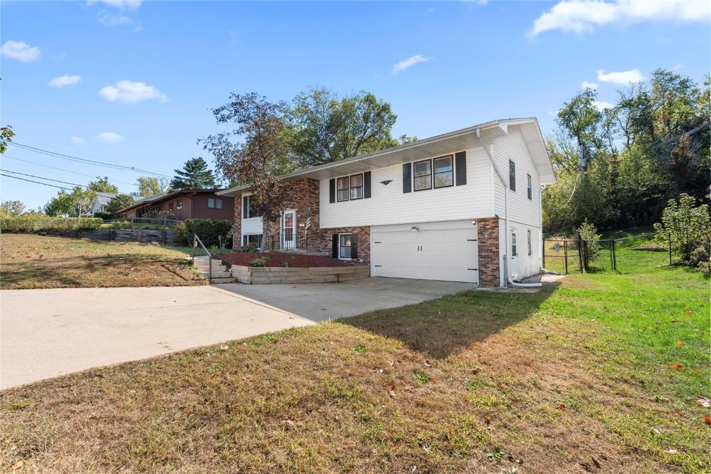 2611 Brookland Dr NE, Cedar Rapids, IA 52402