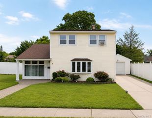 5 Regina Street, Hicksville, NY 11801