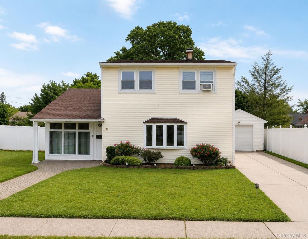 5 Regina Street, Hicksville, NY 11801