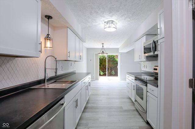 9303 Golden Oaks W, Indianapolis, IN 46260