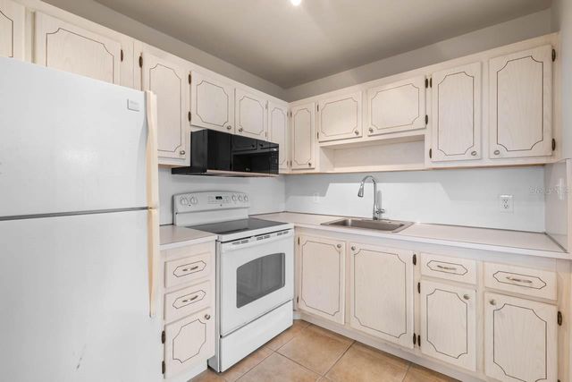 201 KINGS BOULEVARD 19, Sun City Center, FL 33573