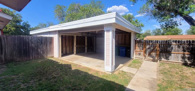 1331 Bayou, San Antonio, TX 78245