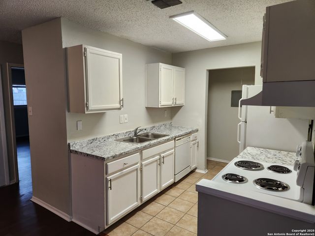 1331 Bayou, San Antonio, TX 78245