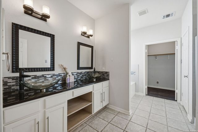 4 DUNTHORTE LN, San Antonio, TX 78250