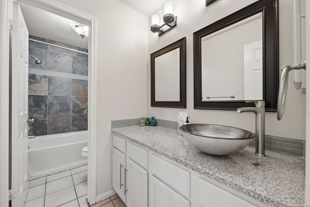 4 DUNTHORTE LN, San Antonio, TX 78250