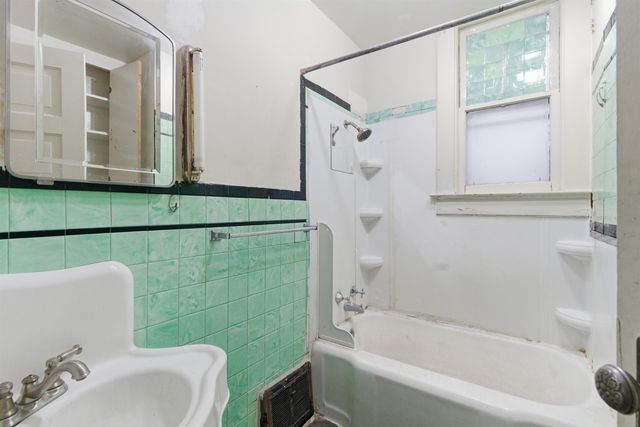 1027 W MAXWELL Ave, Spokane, WA 99201