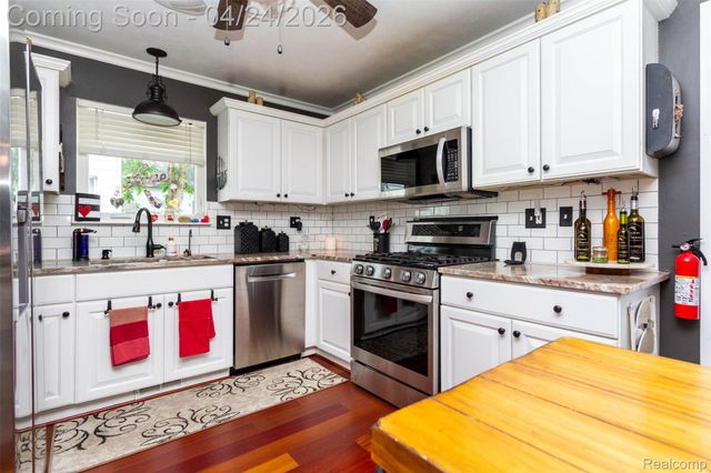 653 Chestnut Street, Wyandotte, MI 48192