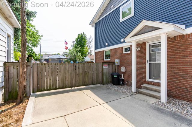 653 Chestnut Street, Wyandotte, MI 48192