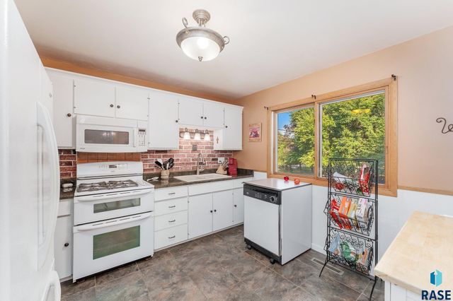 2894 E Old Orchard Trl, Sioux Falls, SD 57103