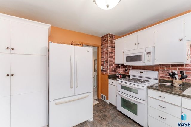 2894 E Old Orchard Trl, Sioux Falls, SD 57103