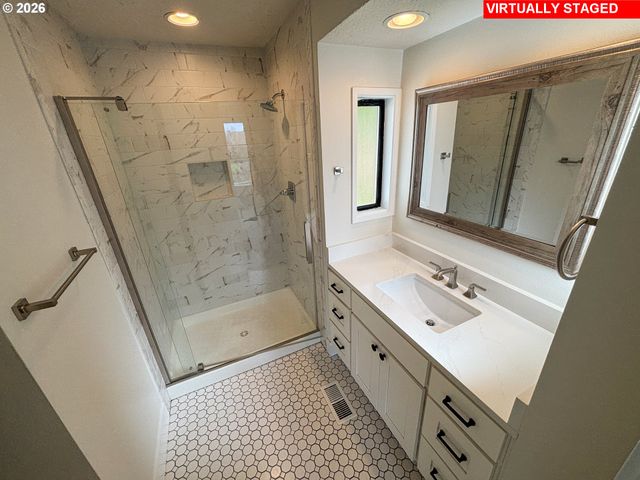 17460 Se SUNNYSIDE Rd, Damascus, OR 97089