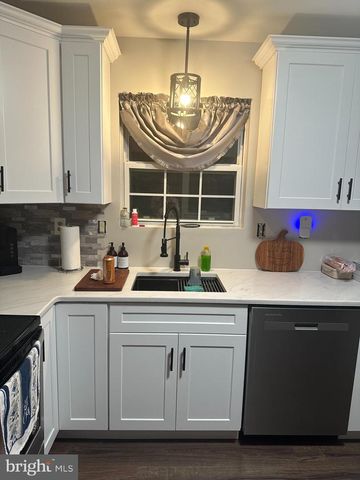 226 BIRCH HOLLOW DR, Bordentown, NJ 08505
