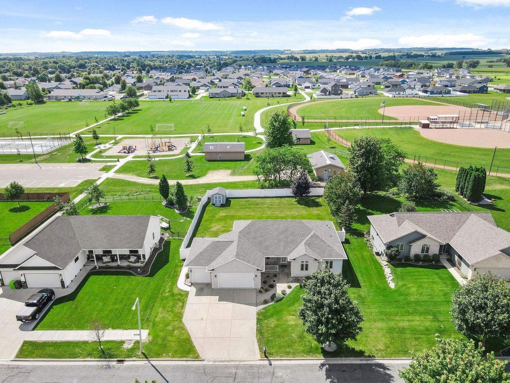 665 Hillside Court, Evansville, WI 53536