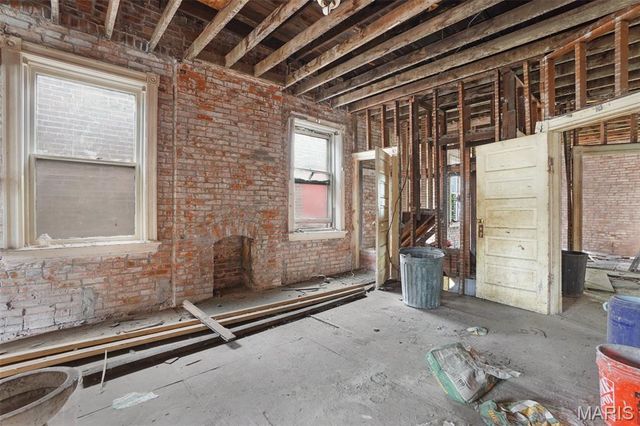 5718 Etzel Avenue, St Louis, MO 63112