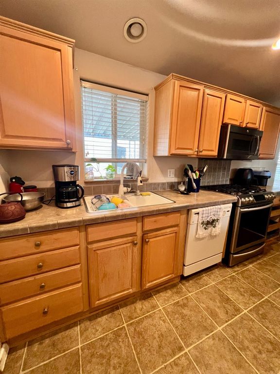 Image 6 of property listing at 3138 W Dakota Avenue # 194, Fresno, CA 93722