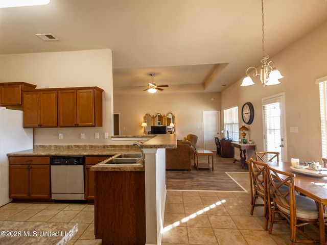 7693 W Woodridge Drive, Southaven, MS 38672