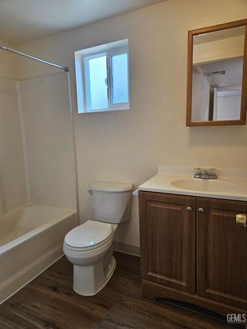 472 W Euclid Avenue, Shafter, CA 93263