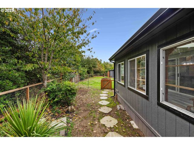 87527 RHODOWOOD Dr, Florence, OR 97439