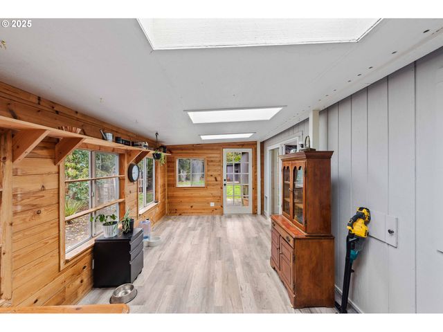 87527 RHODOWOOD Dr, Florence, OR 97439