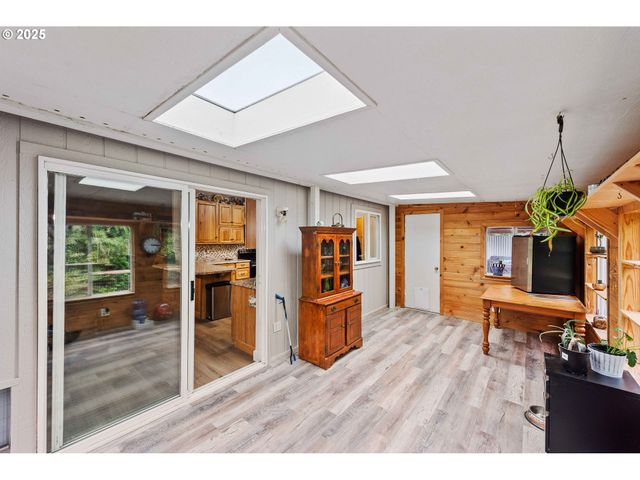 87527 RHODOWOOD Dr, Florence, OR 97439