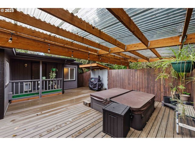 87527 RHODOWOOD Dr, Florence, OR 97439