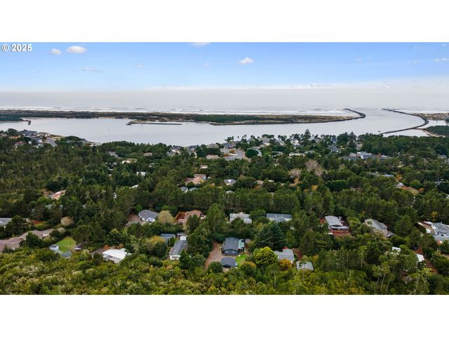 87527 RHODOWOOD Dr, Florence, OR 97439