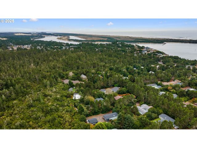 87527 RHODOWOOD Dr, Florence, OR 97439