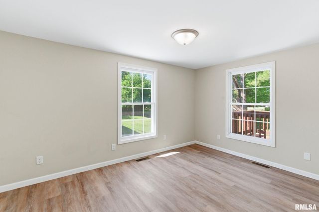 906 N JOHNSON Street, Marion, IL 62959