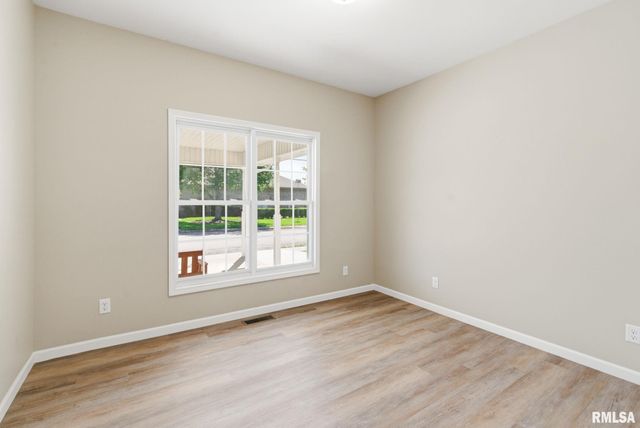 906 N JOHNSON Street, Marion, IL 62959