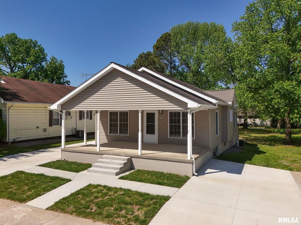 906 N JOHNSON Street, Marion, IL 62959