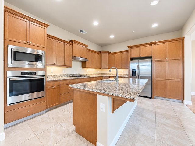 197 N Oxford Avenue, Clovis, CA 93612