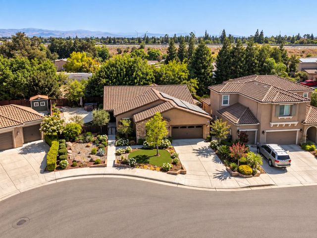 197 N Oxford Avenue, Clovis, CA 93612