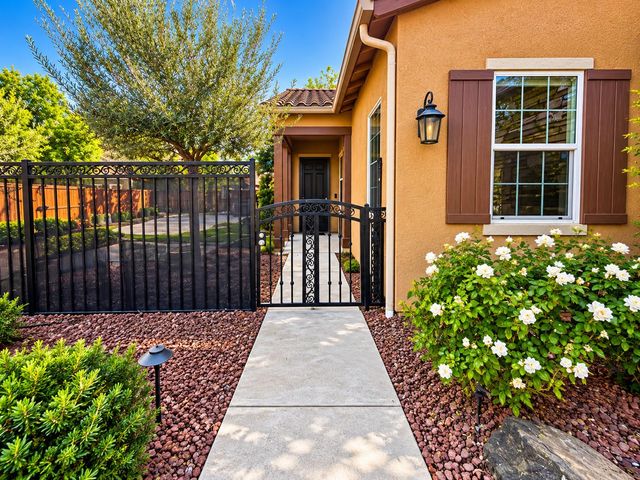197 N Oxford Avenue, Clovis, CA 93612