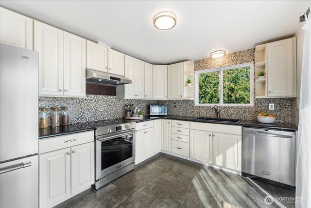 1351 S Highland Avenue, Tacoma, WA 98465